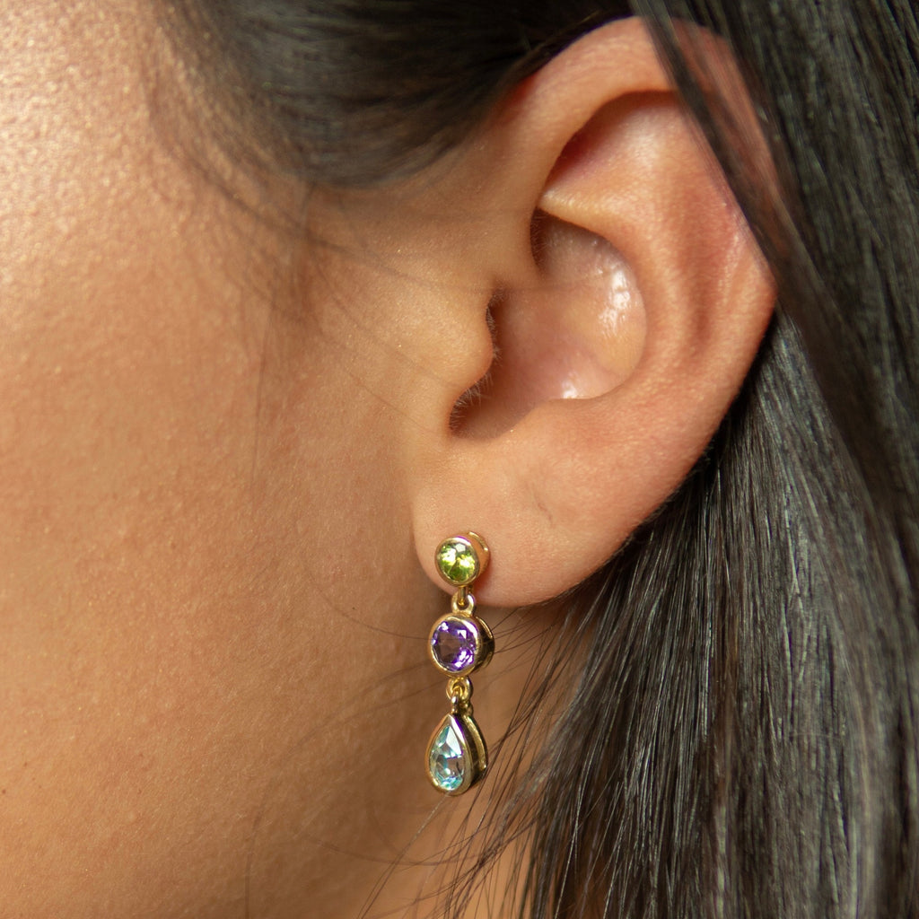 Versatile push-back earrings decorated with multiple gemstones.
