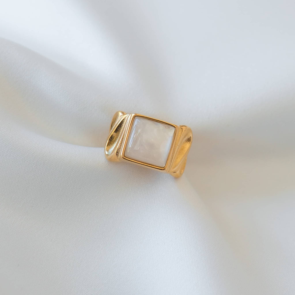 Elegant Gold Square Inlaid Shell Ring"