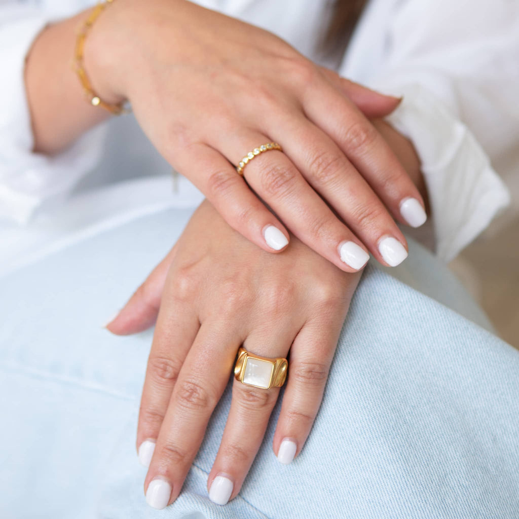 Luxurious Gold Ring with Intricate Inlaid Shell